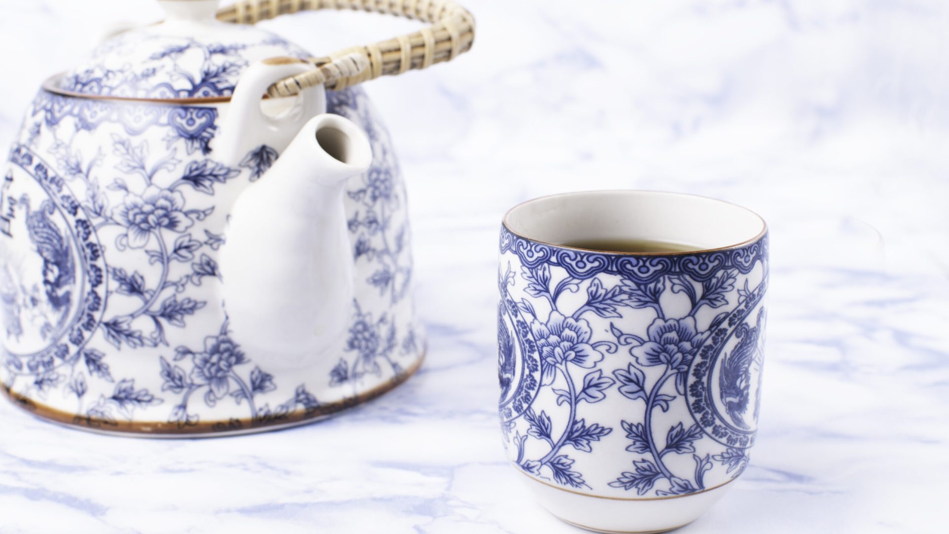 Blau-weißes Porzellan mit floralen Motiven